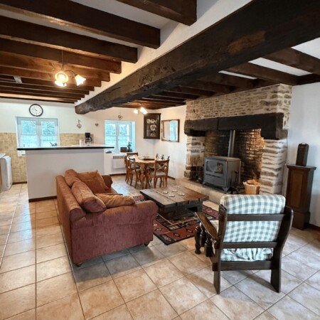 lavande gite kitchen and dining area. Reves au Soleil website