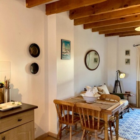 Rêves au Soleil - Rosier gîte dining area